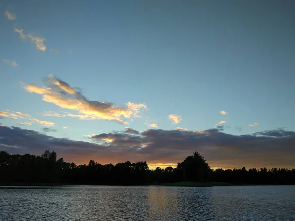 Озеро Латвии Маленьким Островом Летний Пейзаж Спокойной Водой Закатом Неба — стоковое фото
