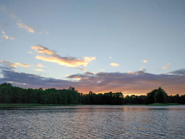 Lugn Sjöyta Kvällen Lettland Östeuropa Sommar Solnedgång Landskap Med Vatten — Stockfoto