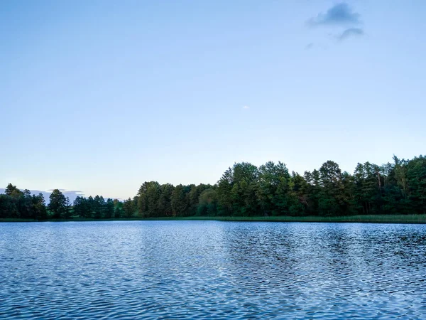 Klidný Povrch Jezera Večer Lotyšsku Východní Evropa Letní Krajina Západu — Stock fotografie