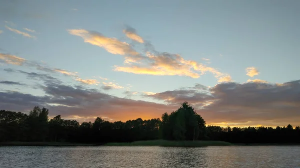 Jezioro Łotwie Małą Wyspą Letni Krajobraz Spokojną Wodą Zachodem Słońca — Zdjęcie stockowe