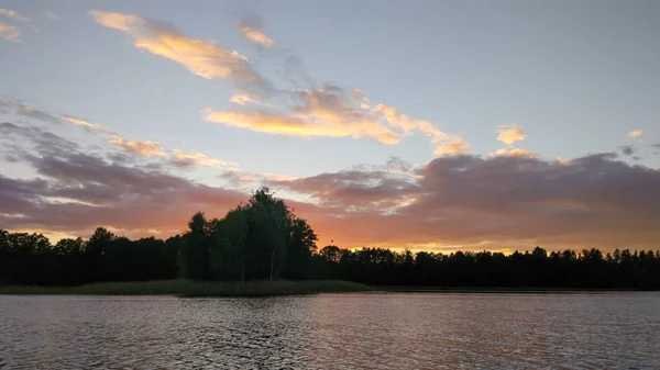 Sjön Lettland Med Liten Sommarlandskap Med Lugnt Vatten Solnedgång Himmel — Stockfoto