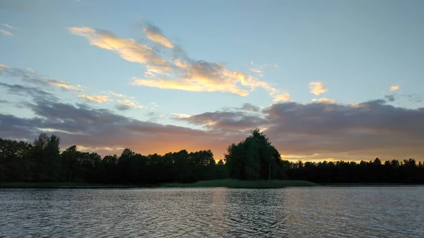 Lac Lettonie Avec Petite Île Paysage Estival Avec Eau Calme — Photo