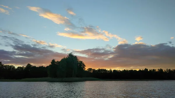 Озеро Латвии Маленьким Островом Летний Пейзаж Спокойной Водой Закатом Неба — стоковое фото