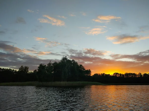 Jezero Lotyšsku Malým Ostrovem Letní Krajina Klidnou Vodou Zapadající Oblohou — Stock fotografie