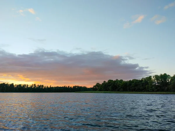 Lake oppervlak bij avond in Letland, Oost-Europa. Landschap met water en bos. — Stockfoto