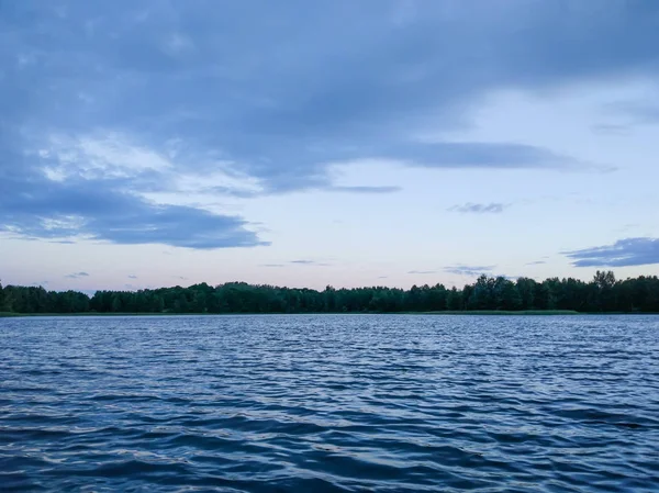 Lake oppervlak bij avond in Letland, Oost-Europa. Landschap met water en bos. — Stockfoto