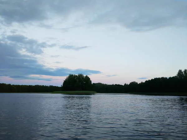 Spokojna Powierzchnia Jeziora Wieczorem Łotwie Europie Wschodniej Letni Zachód Słońca — Zdjęcie stockowe