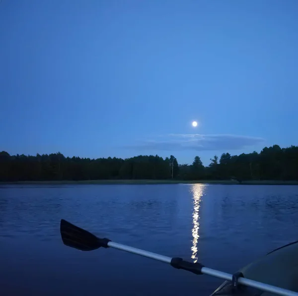 Letní Večerní Krajina Povrchem Jezera Fragmentem Pádla Nafukovací Lodi Lotyšsko — Stock fotografie