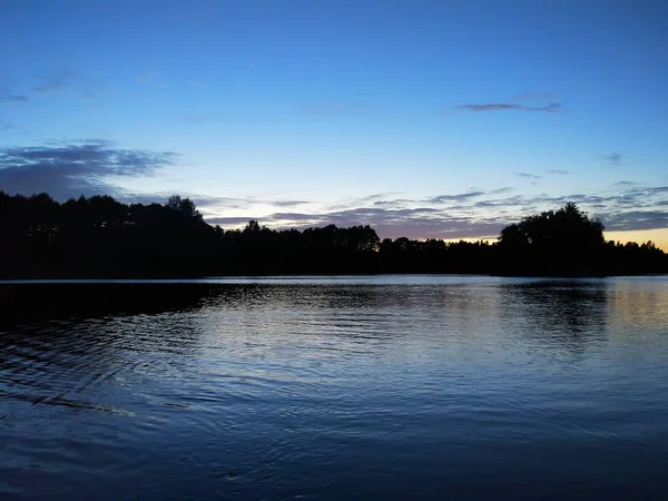 Ruhige Seeoberfläche Abend Lettland Osteuropa Sommer Sonnenuntergangslandschaft Mit Wasser Und — Stockfoto