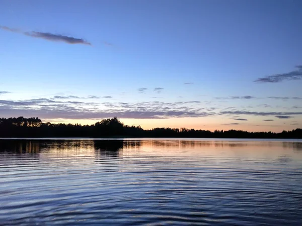 Lugn Sjöyta Kvällen Lettland Östeuropa Sommar Solnedgång Landskap Med Vatten — Stockfoto