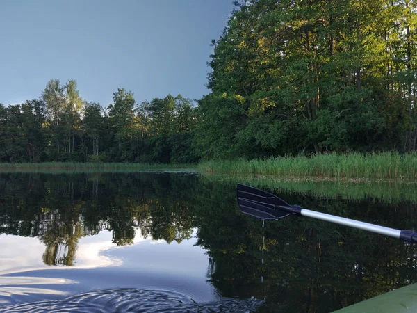 Paisagem Noite Verão Com Superfície Lago Fragmento Remo Barco Inflável — Fotografia de Stock