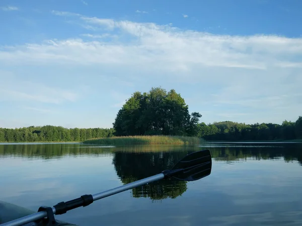 Letní Večer Krajina Povrchem Jezera Fragment Pádla Nafukovací Lodi Lotyšsko — Stock fotografie