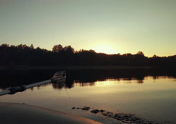 Sommerabendlandschaft Mit Seenoberfläche Und Paddelfragment Eines Schlauchbootes Lettland Osteuropa — Stockfoto