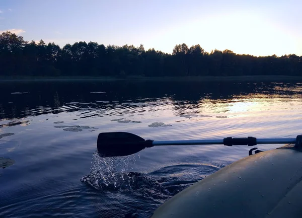 Paysage Soir Été Avec Surface Lac Fragment Pagaie Bateau Gonflable — Photo