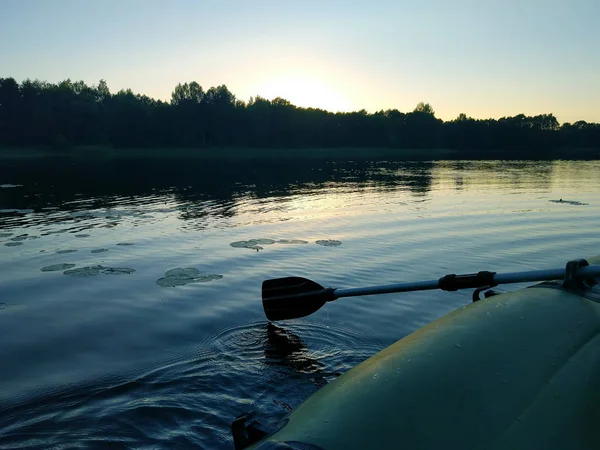 Paisagem Noite Verão Com Superfície Lago Fragmento Remo Barco Inflável — Fotografia de Stock