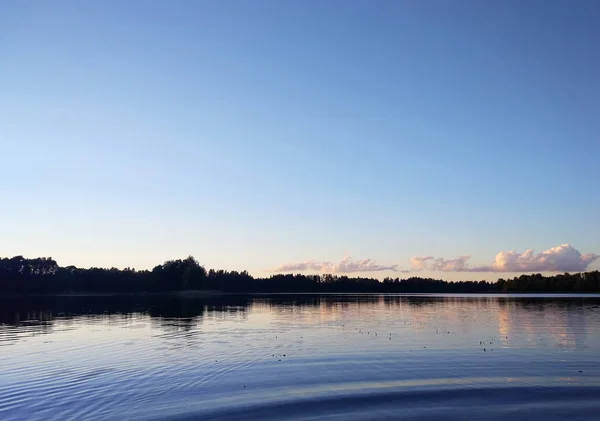 Lake surface at evening in Latvia, East Europe. Landscape with water and forest. — Stock Photo, Image