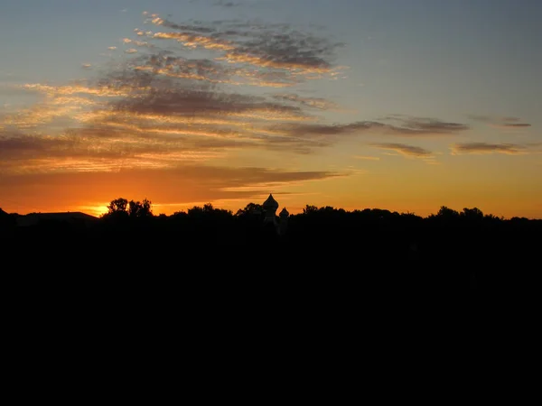 Schöne Wolkenlandschaft. Sonnenuntergang Landschaft mit Wald. — Stockfoto