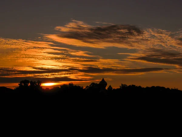 美丽的云彩景观 夕阳西下 天空明亮 森林茂盛 — 图库照片