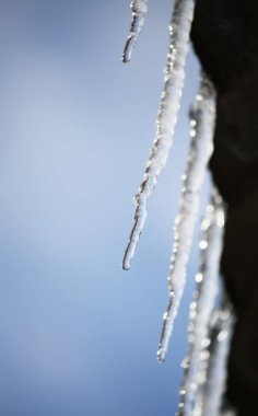 Çatıda buz saçakları asılı.