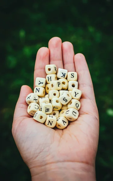 Houten Alfabet Kralen Een Hand — Stockfoto