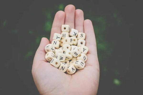 Houten Alfabet Kralen Een Hand — Stockfoto