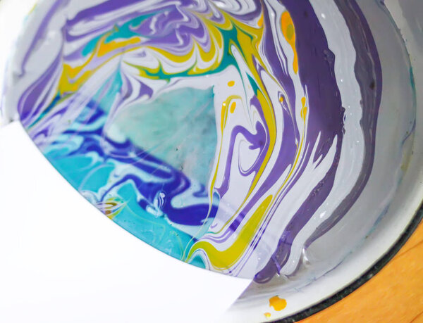 Процесс создания эбру живописи красочными красками, бумагой и деревянной палкой. Яркий абстрактный рисунок в воде
.