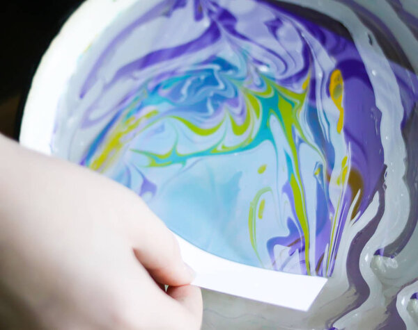 Процесс создания эбру живописи красочными красками, бумагой и деревянной палкой. Яркий абстрактный рисунок в воде
.