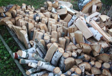 Yakacak odun arka planda. Yığınla yakacak odun.