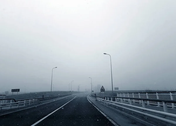 ถนนยางมะตอยและป าในฤด หนาว — ภาพถ่ายสต็อก