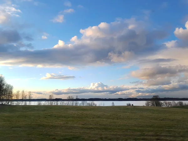 Voorjaarslandschap Met Veld Vijver — Stockfoto