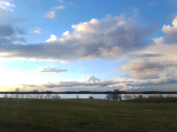 Voorjaarslandschap Met Veld Vijver — Stockfoto