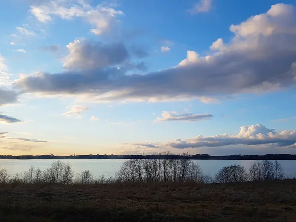 Paisagem Primavera Com Campo Lagoa — Fotografia de Stock