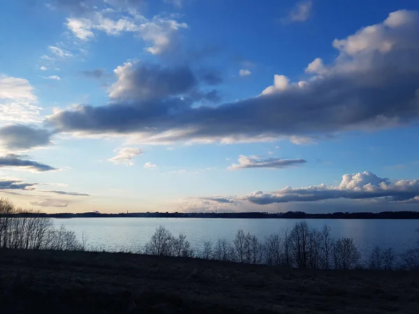 Paisagem Primavera Com Campo Lagoa — Fotografia de Stock