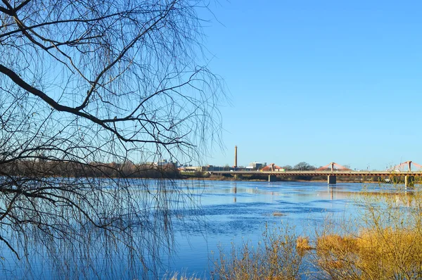 Stadslandskap Med Bro Moderna Byggnader Och Blå Himmel Oktober — Stockfoto