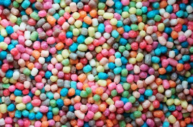 Çocuk oyunları için renkli mısır parçaları. Parlak soyut arkaplan.