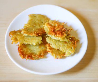 Tabakta kızarmış taze patates gözlemesi..