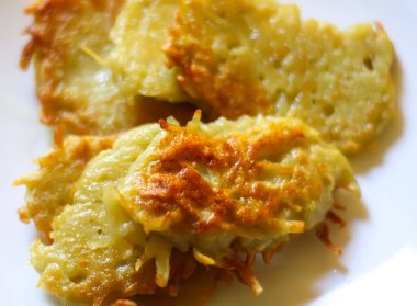 Kızarmış taze patates krepi tabakta..