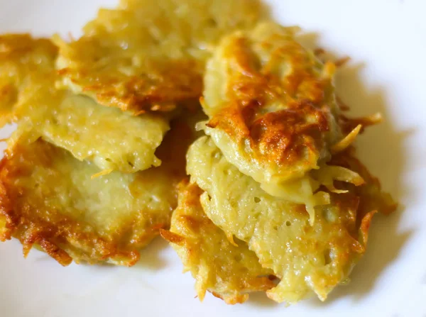 Kızarmış taze patates krepi tabakta..