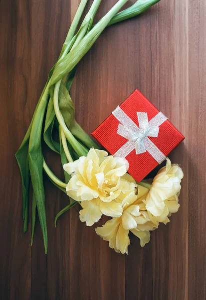 Sárga Tulipán Virágok Piros Ajándék Doboz Asztalon — Stock Fotó