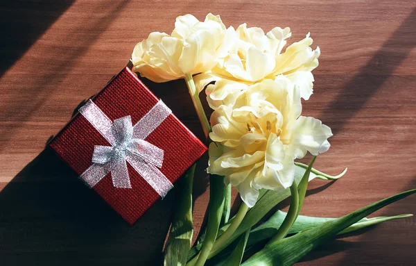 Sárga Tulipán Virágok Piros Ajándék Doboz Asztalon — Stock Fotó