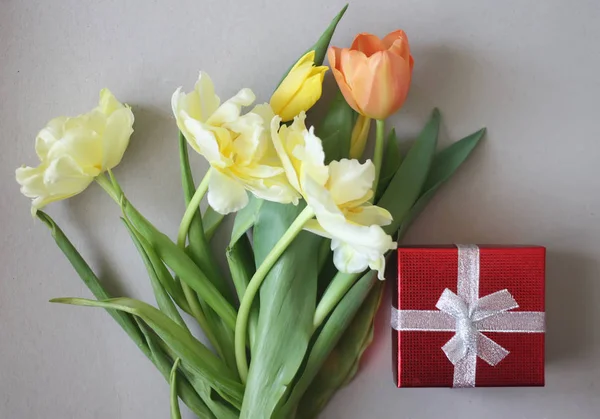 Gula Tulpanblommor Med Röd Presentask Bordet — Stockfoto