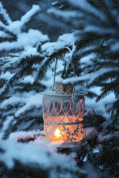 Рождественский Фонарь Горящей Свечой Фоне Зимней Природы — стоковое фото