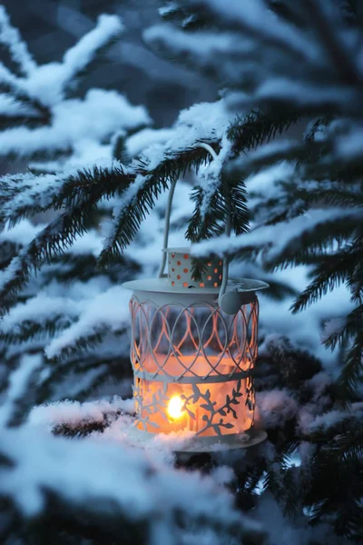 Kerstlantaarn Met Brandende Kaars Winter Natuur Achtergrond — Stockfoto