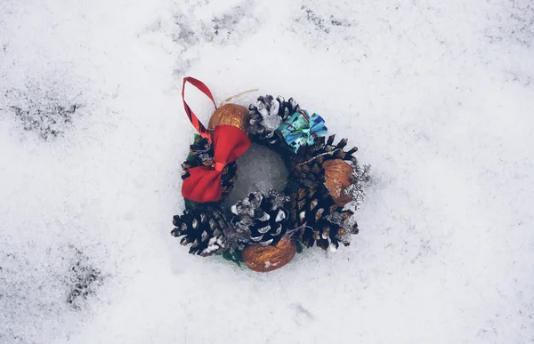 Ręcznie Robiony Mały Świąteczny Wieniec Wiszący Zewnątrz Zimowym Tle Natury — Zdjęcie stockowe