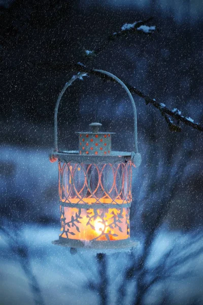 冬季降雪背景下点着蜡烛的圣诞灯笼 — 图库照片