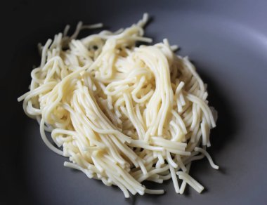 Gri tabakta spagetti yakın plan..