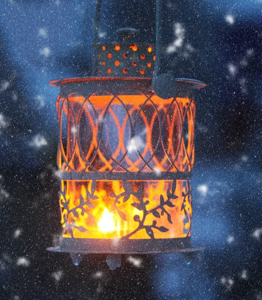 Lanterna Natale Con Candela Accesa Sfondo Neve Invernale — Foto Stock