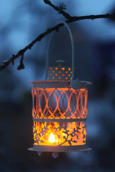 Linterna Navidad Con Vela Encendida Sobre Fondo Naturaleza Invierno —  Fotos de Stock