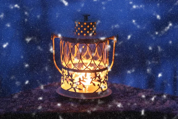 クリスマス ランタンとキャンドルを燃焼 — ストック写真