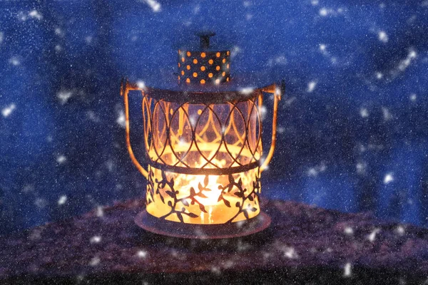 Weihnachtslaterne mit brennender Kerze — Stockfoto